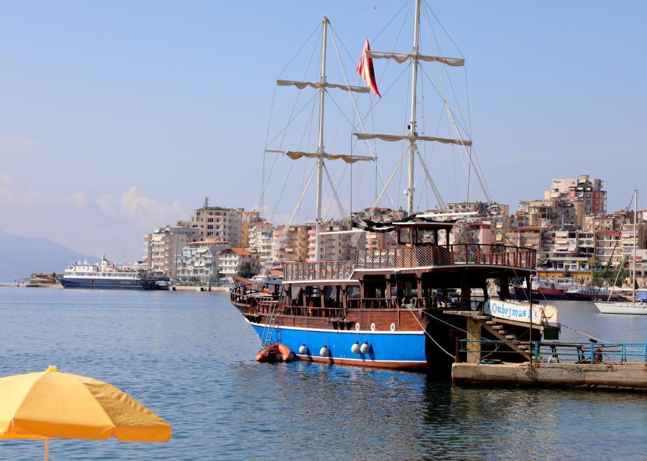 Luxury Seafront Apartments Sarandë Buitenkant foto