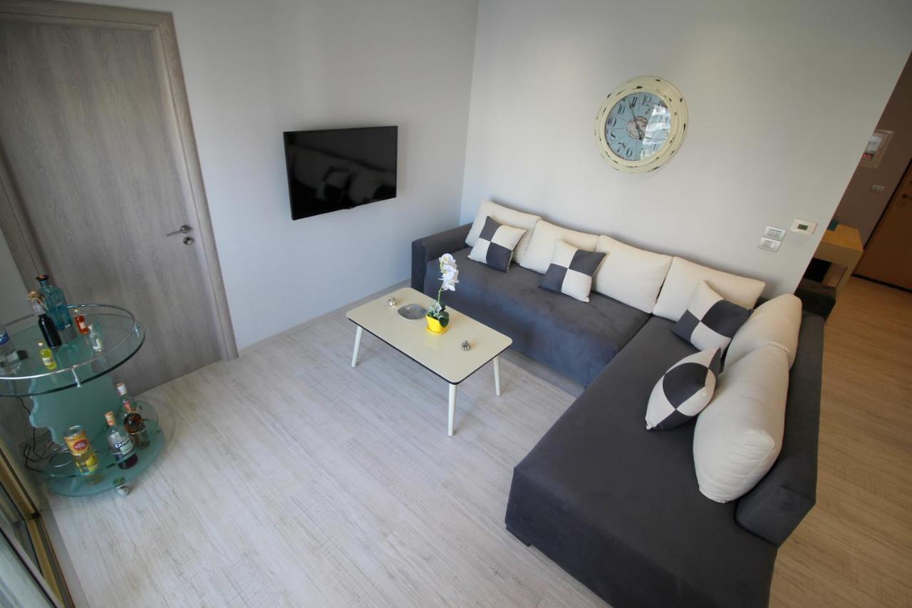 Luxury Seafront Apartments Sarandë Buitenkant foto