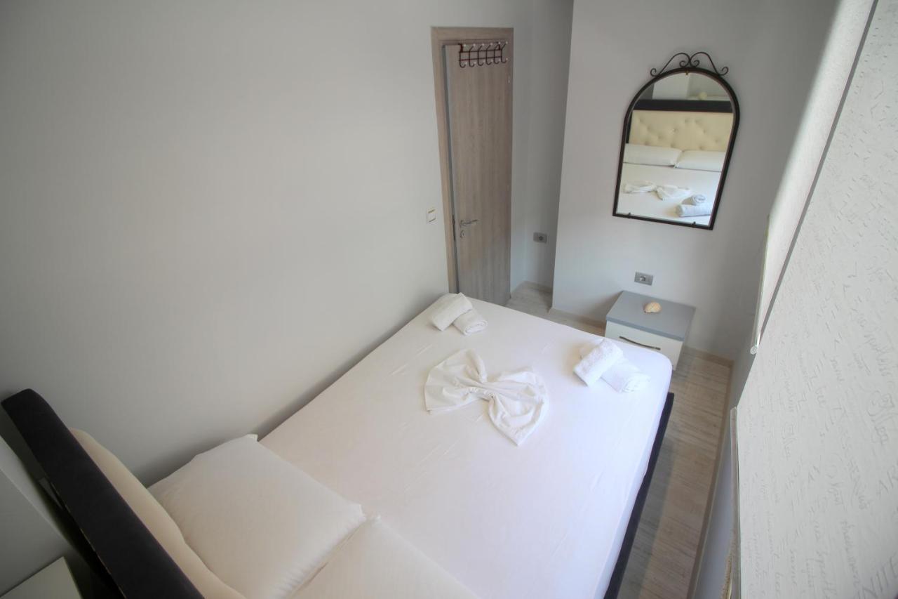 Luxury Seafront Apartments Sarandë Buitenkant foto